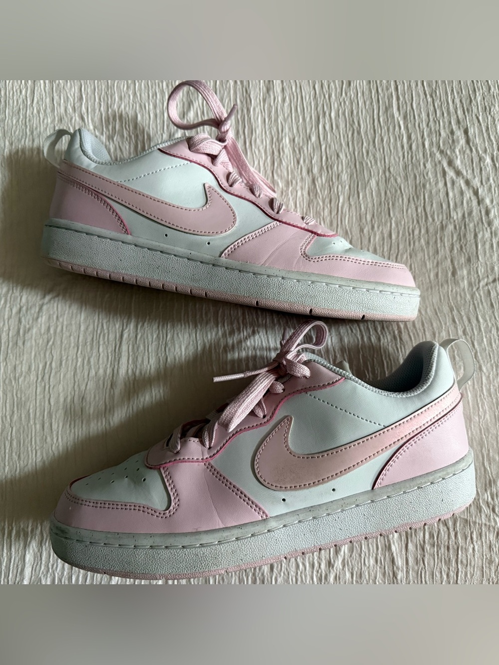 Nike Women’s Low-Top Sneakers in White and Pale Pink Size 7 youth